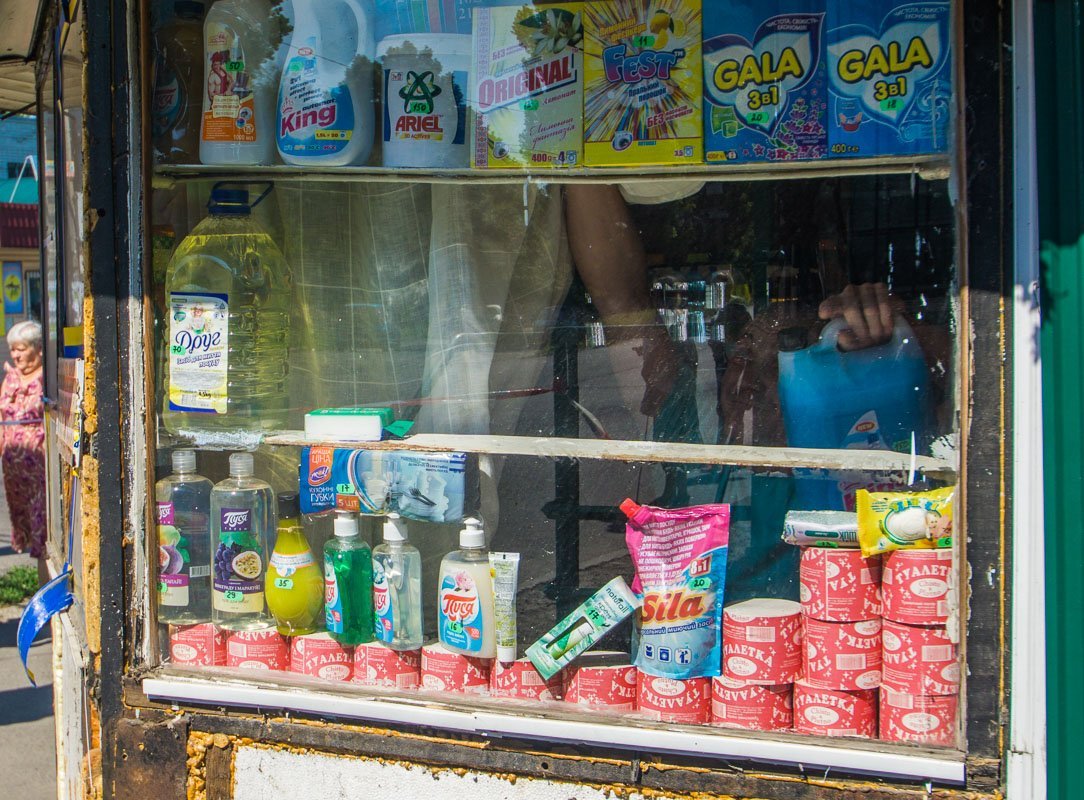 Киоск славился своей универсальностью: и порошок, и пиво... Киоск славился своей универсальностью: и порошок, и пиво...