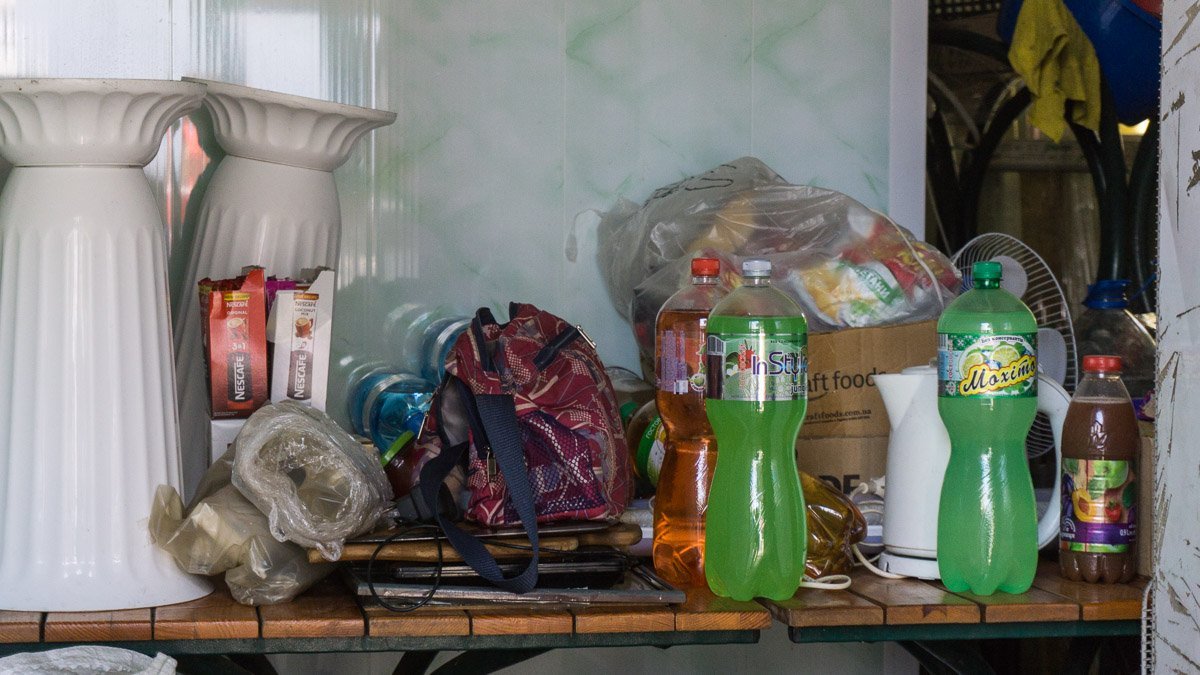 Бутылок с алкоголем внутри киоска мы не заметили Бутылок с алкоголем внутри киоска мы не заметили