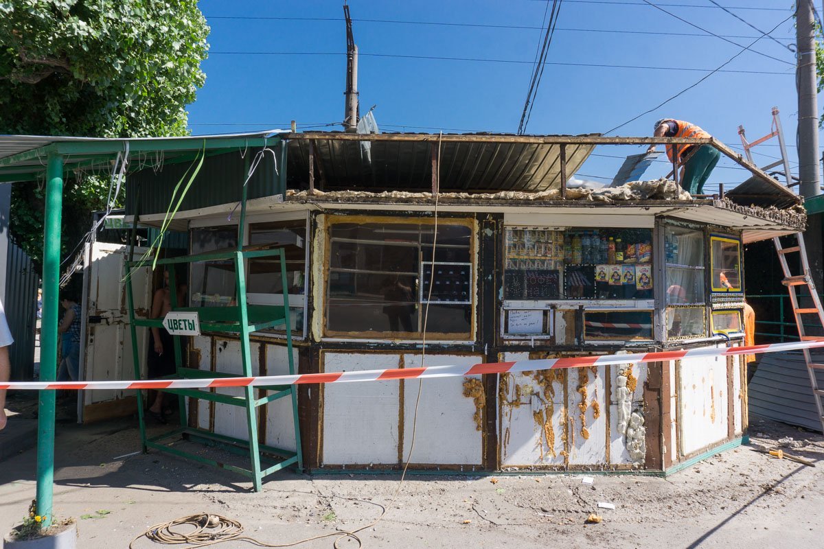 Минут за 40 киоск разобрали погрузили на прицеп Минут за 40 киоск разобрали погрузили на прицеп