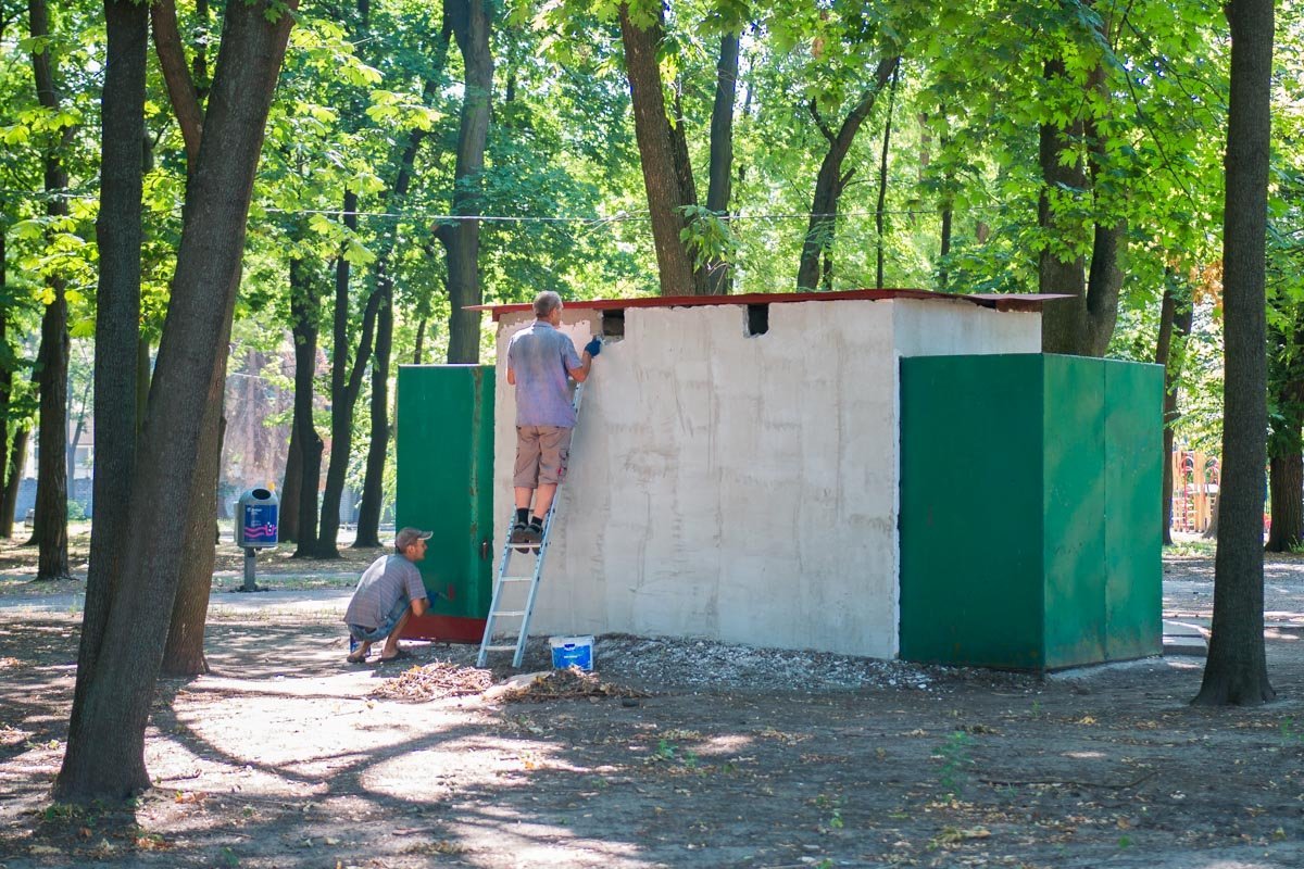 Зато урны новые и общественный туалет покрашен