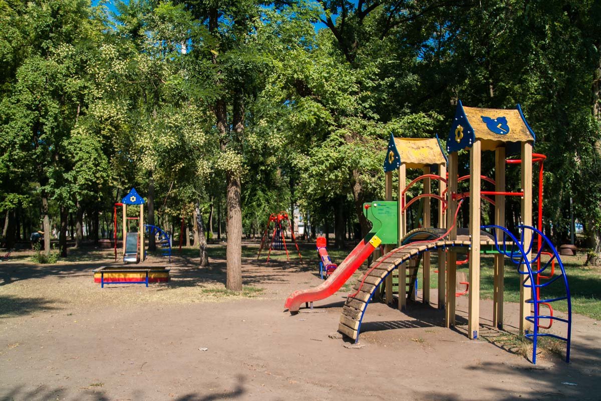 Пары ярких детских площадок слишком мало для такой большой территории