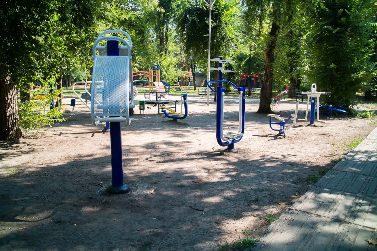 Небольшой спортивный уголок в центре парка