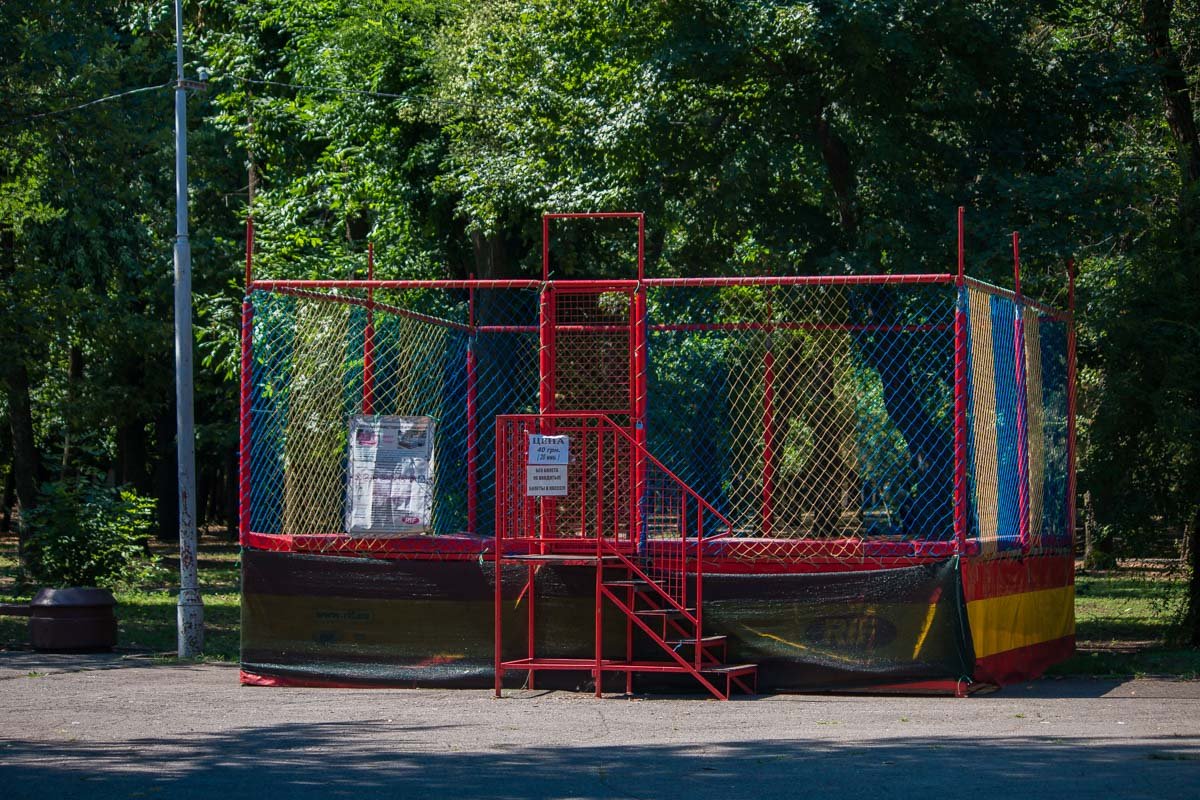 На фоне полуразрушенного парка этот аттракцион выглядит пугающе