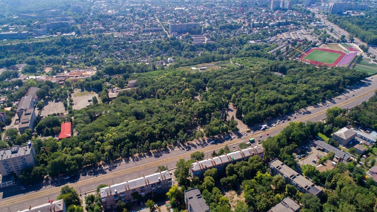 Парк Богдана Хмельницкого находится между Запорожским шоссе и улицей Вакуленчука 
