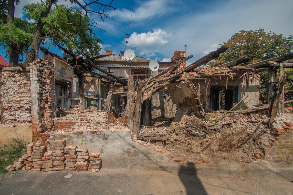 От частного дома на улице Сечевых Стрельцов практически не осталось живого места От частного дома на улице Сечевых Стрельцов практически не осталось живого места