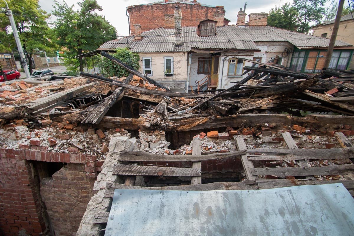 Соседи вынуждены каждый день проходить мимо завалов Соседи вынуждены каждый день проходить мимо завалов