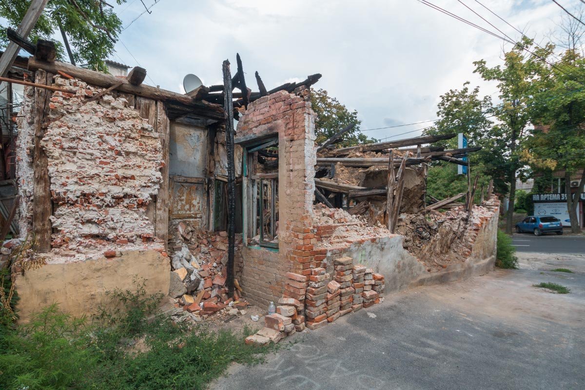 Местные жители разгребали кирпичи, когда на мужчину рухнула стена Местные жители разгребали кирпичи, когда на мужчину рухнула стена