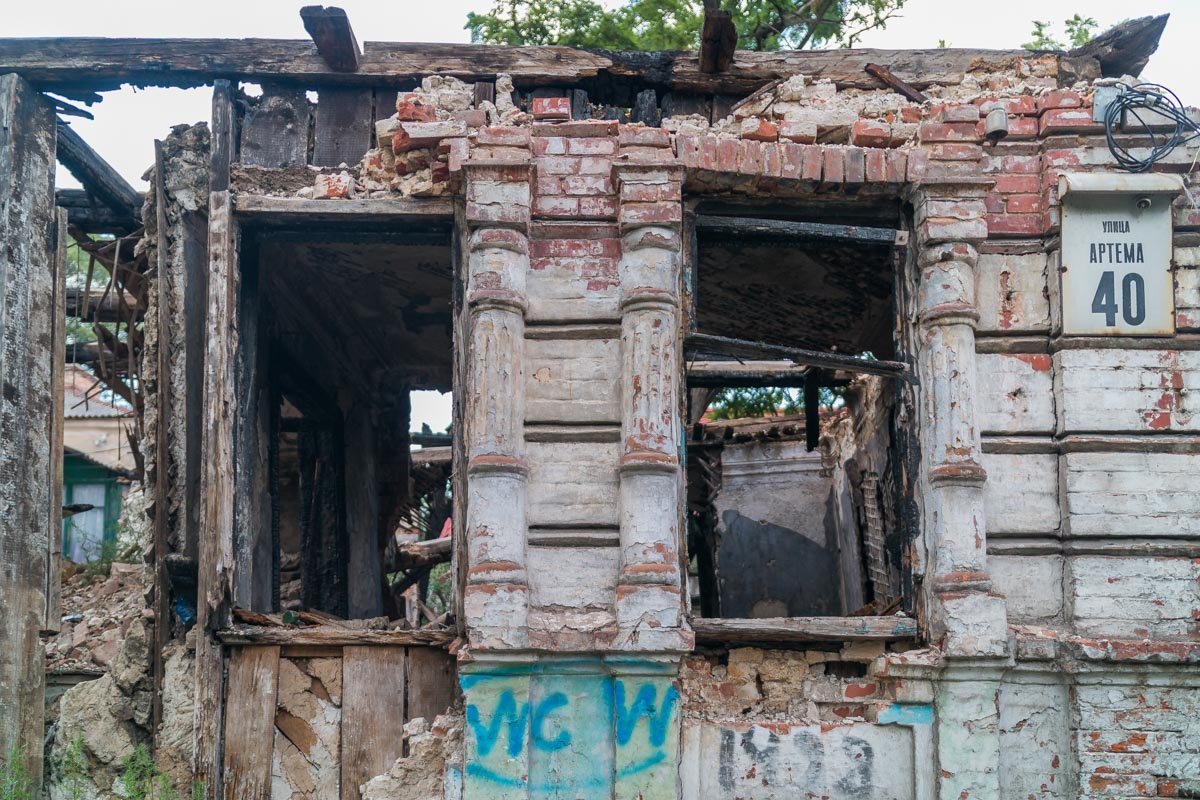 Будьте осторожны, проходя мимо дома № 40 Будьте осторожны, проходя мимо дома № 40