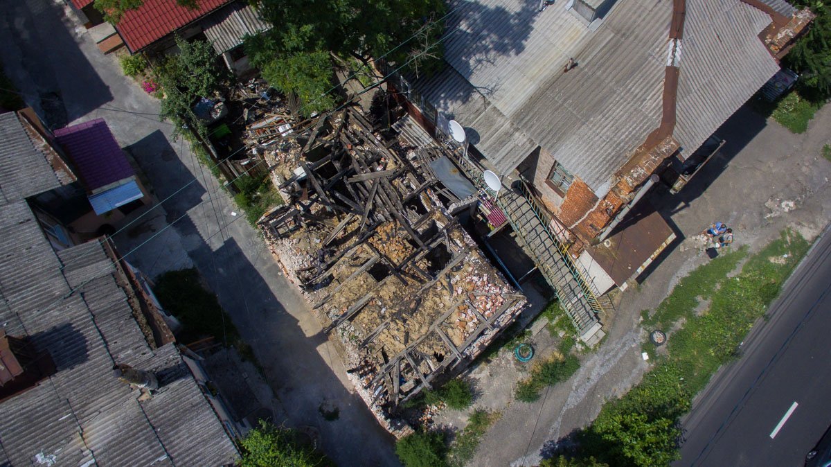 Дом находится на красной линии, поэтому представляет опасность для окружающих Дом находится на красной линии, поэтому представляет опасность для окружающих