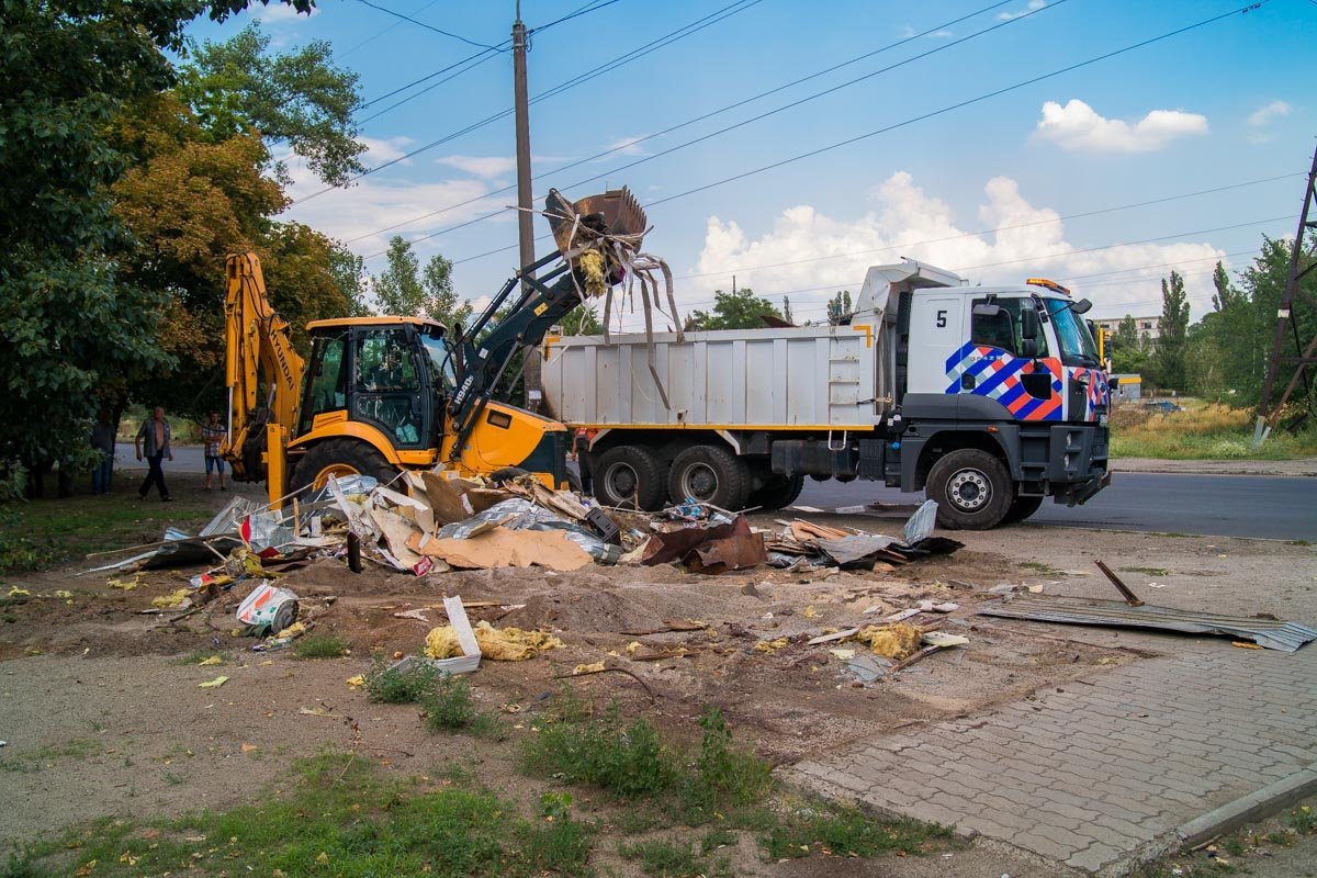 24 июля на улице Осенней коммунальщики демонтировали очередной МАФ