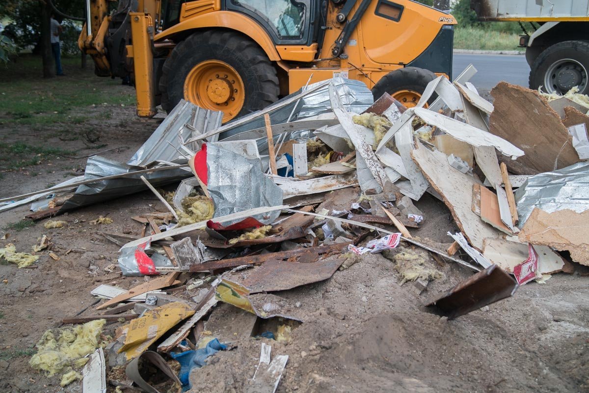 Сотрудники КП «Благоустрій» снесли лоток в первой половине дня