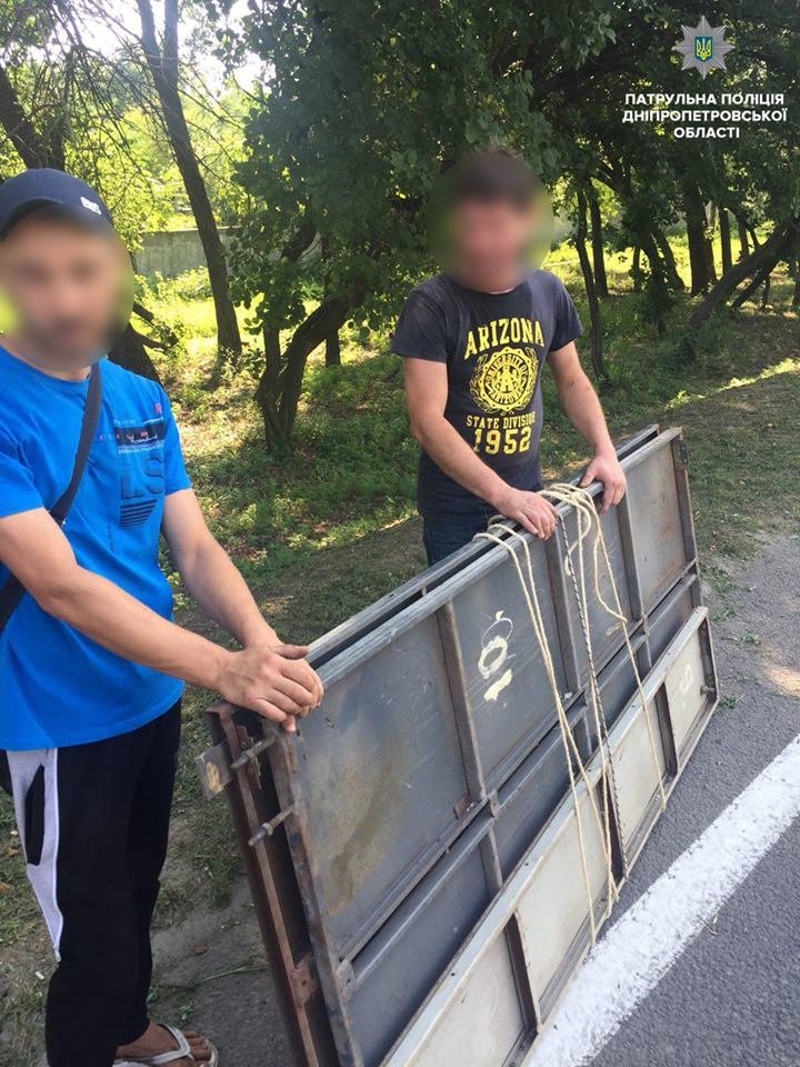 Мужчины сняли двери с подъемка в доме на жилмассиве Тополь-3