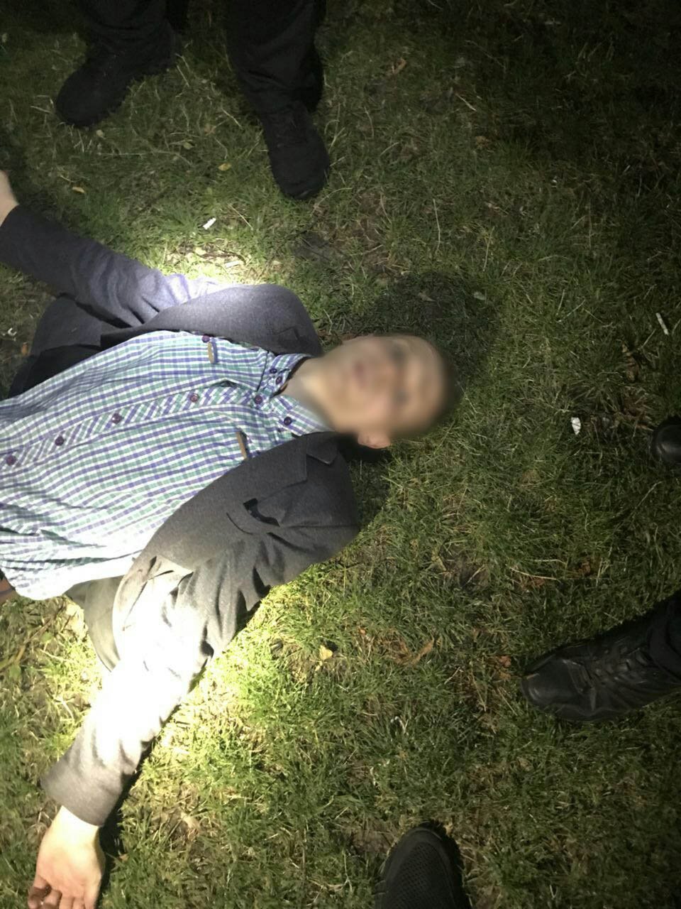 Полицейские тщательно осмотрели территорию и нашли 16-летнего парня, который лежал на траве Полицейские тщательно осмотрели территорию и нашли 16-летнего парня, который лежал на траве