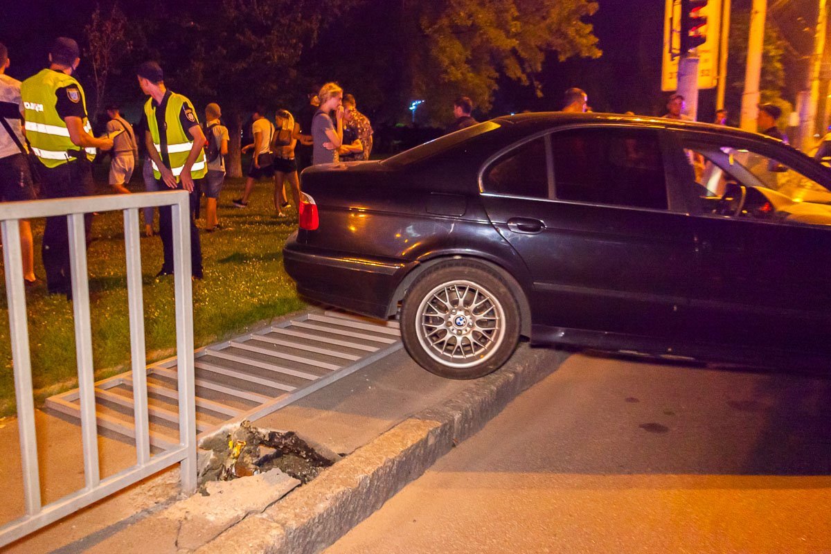 Водитель BMW, управлявший авто без прав, снес ограждение на Сичеславской Набережной