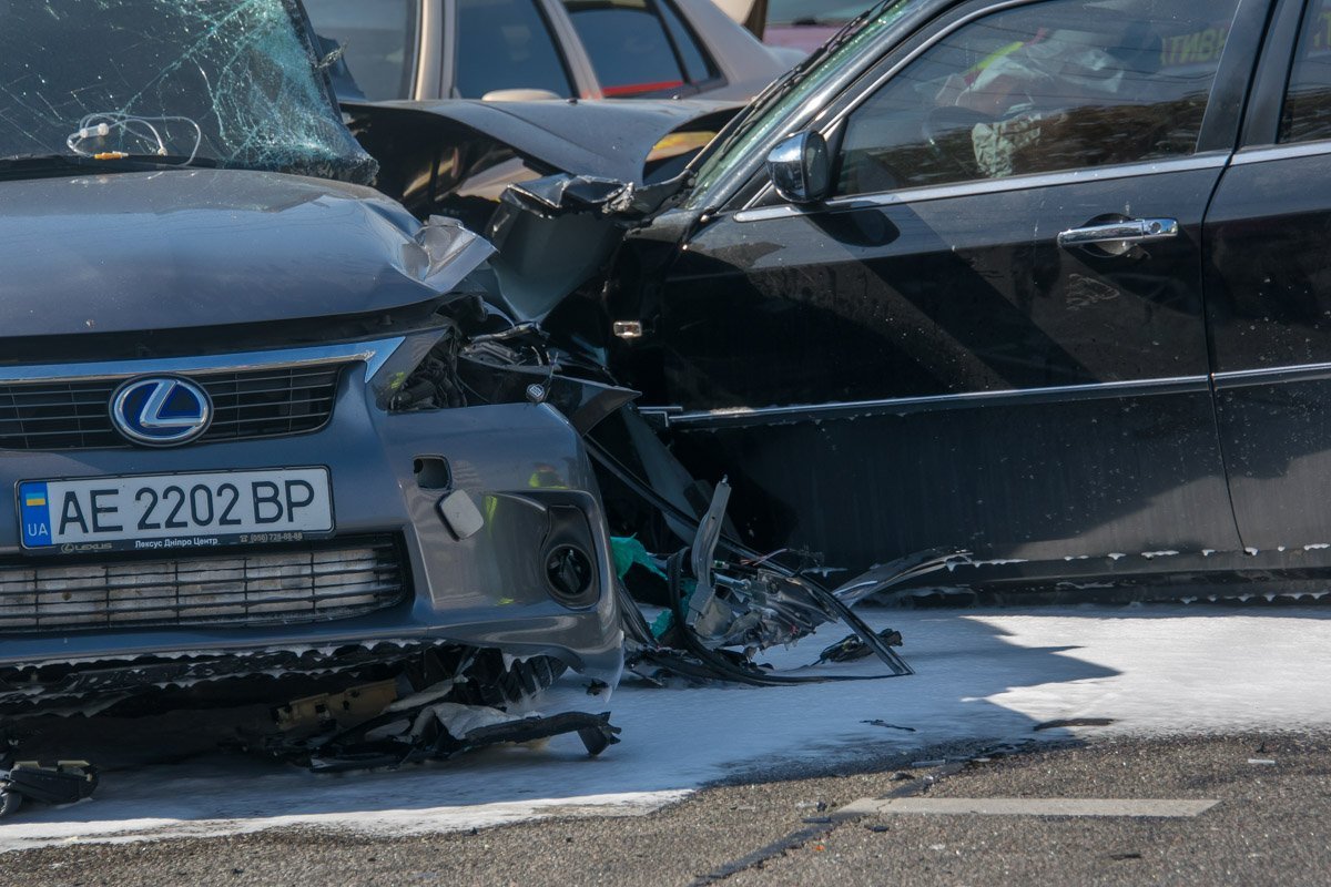 Lexus в это время выезжал из парковки ПриватБанка и поворачивал Lexus в это время выезжал из парковки ПриватБанка и поворачивал