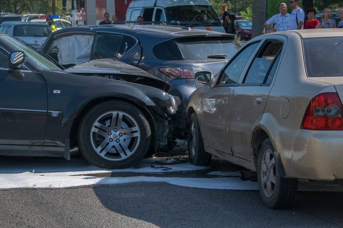 Водители не смогли разминуться на дороге, из-за чего столкнулись и задели автомобиль Geely Водители не смогли разминуться на дороге, из-за чего столкнулись и задели автомобиль Geely