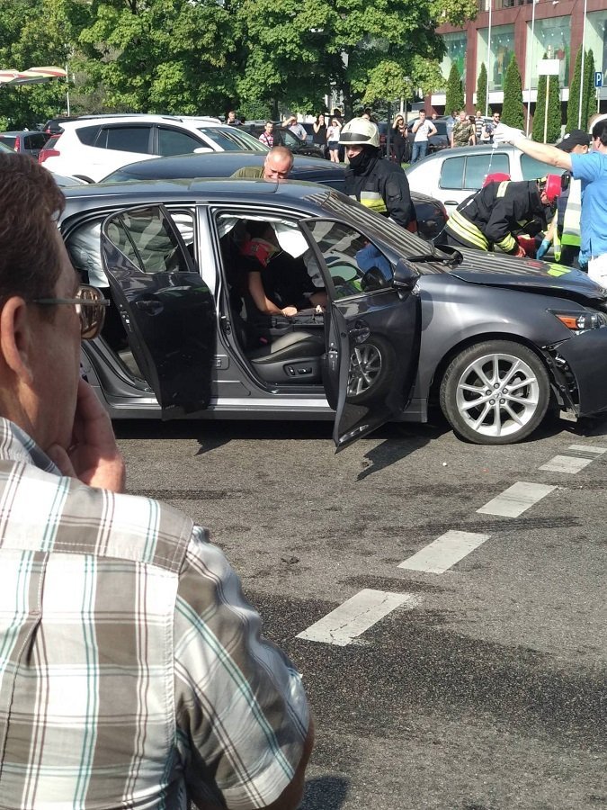 На Набережной Победы возле ПриватБанка случилась авария На Набережной Победы возле ПриватБанка случилась авария