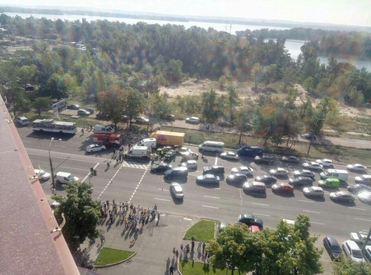 Из-за аварии в сторону центра перекрыто три полосы Из-за аварии в сторону центра перекрыто три полосы