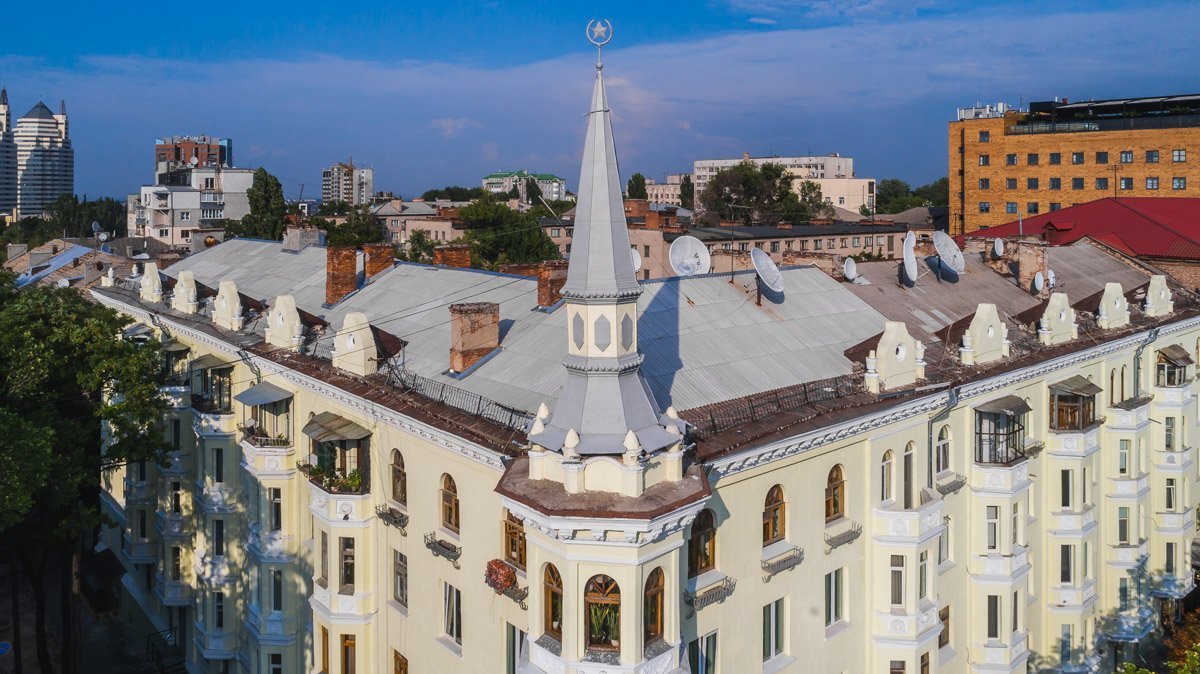 Здание с башней на пересечении Яворницкого и Ефремова относится к послевоенному времени, его стиль носит название «сталинский ампир» Здание с башней на пересечении Яворницкого и Ефремова относится к послевоенному времени, его стиль носит название «сталинский ампир»