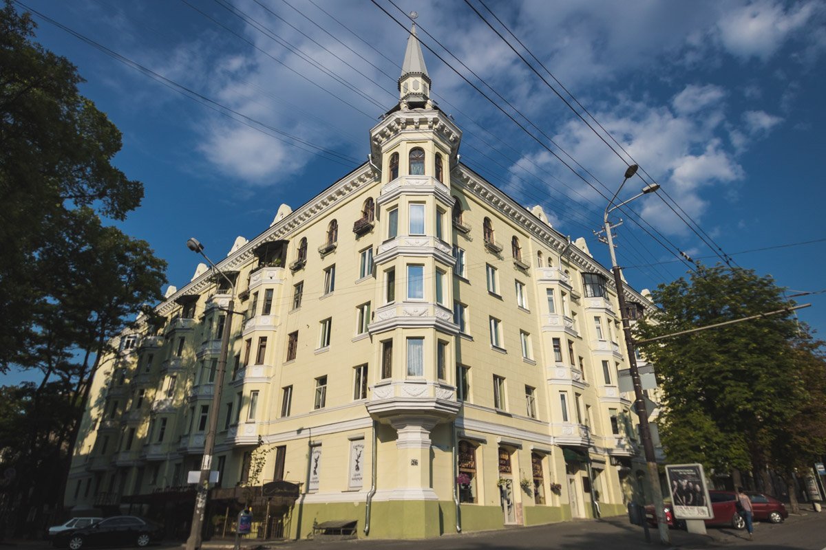 Светлое здание с колоннадой построили в 1949-м году, а его соседа - в начале 1950-х Светлое здание с колоннадой построили в 1949-м году, а его соседа - в начале 1950-х