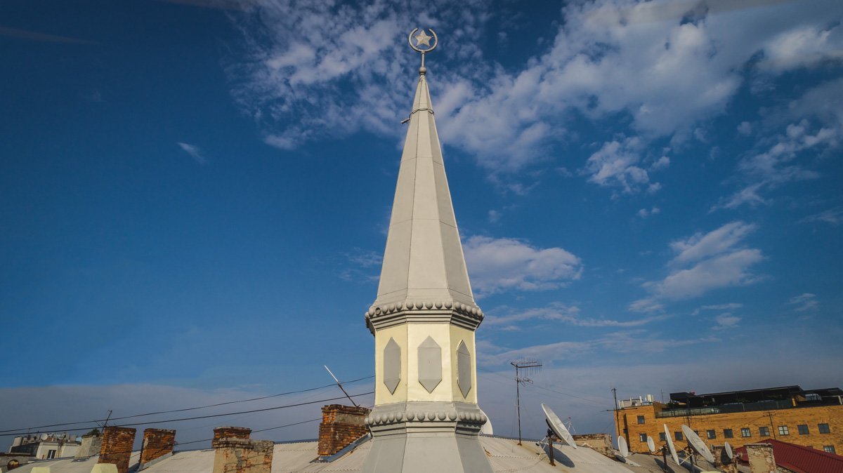 Дом уникален своими островерхими башнями и необычными эркерами Дом уникален своими островерхими башнями и необычными эркерами