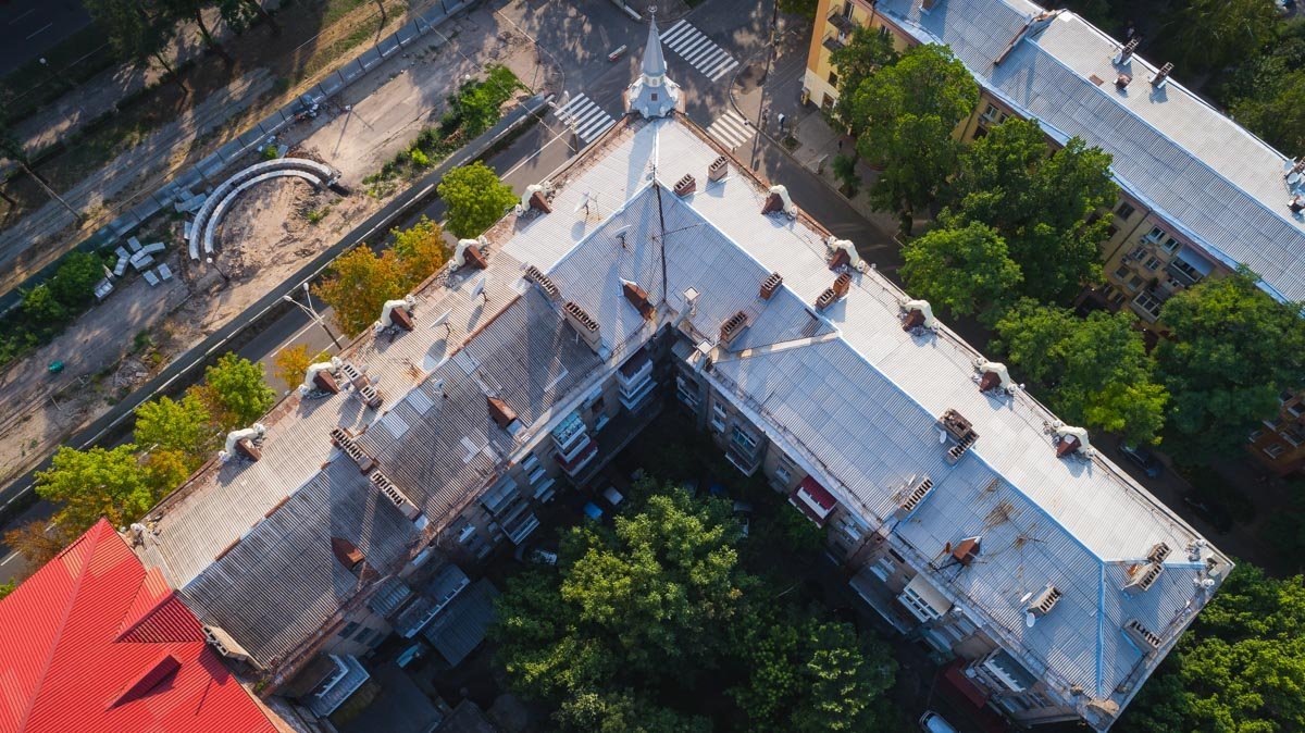 Неординарную «сталинку» строили не в монументальной манере, а с использованием элементов украинского барокко Неординарную «сталинку» строили не в монументальной манере, а с использованием элементов украинского барокко