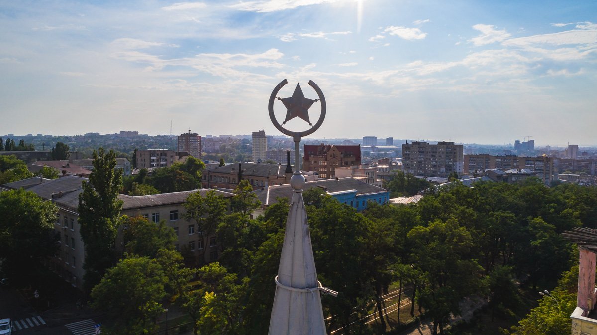 Поклонники конспирологических теорий с радостью делятся предположениями о том, что звезда на крыше башни подает сигналы в космос Поклонники конспирологических теорий с радостью делятся предположениями о том, что звезда на крыше башни подает сигналы в космос