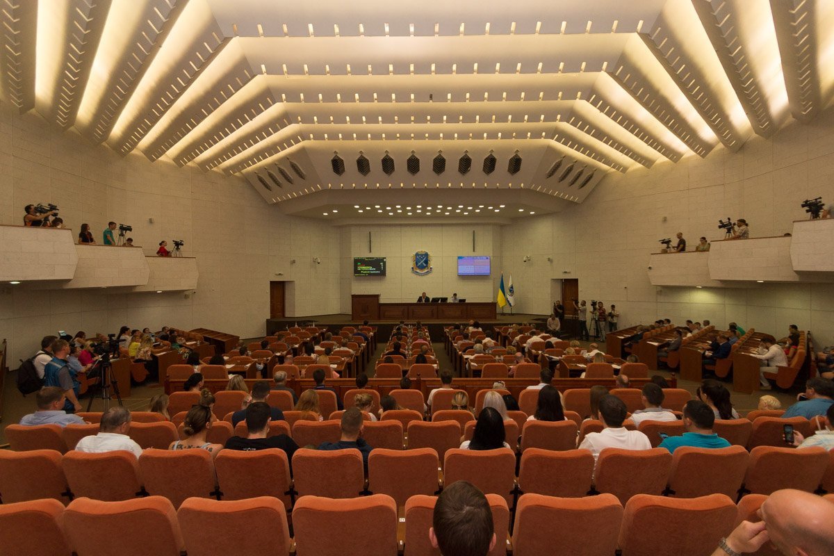 Сессионный зал заполнен депутатами и общественниками