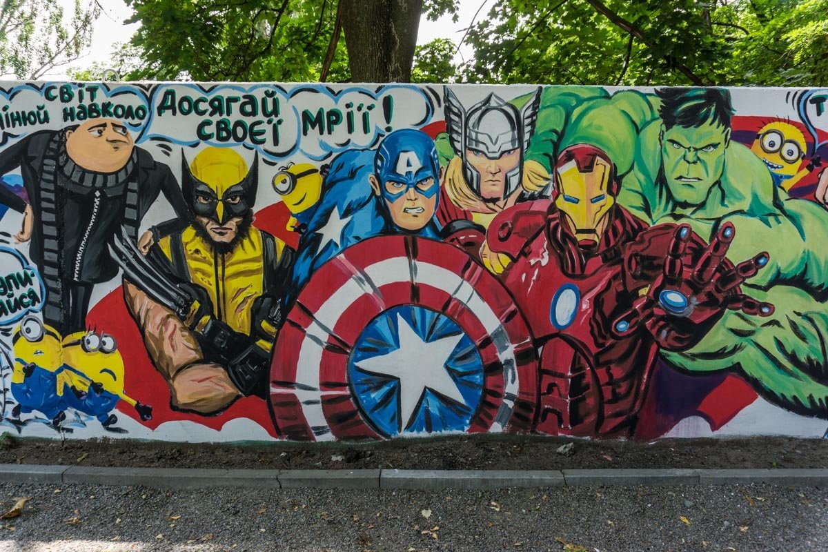 С нашего последнего визита к четверке «Мстителей» из Железного человека, Капитана Америки, Тора и Халка присоединились Человек-паук, Росомаха, Миньоны со своим хозяином, Супермэн, Чудо-женщина и Бэтмэн