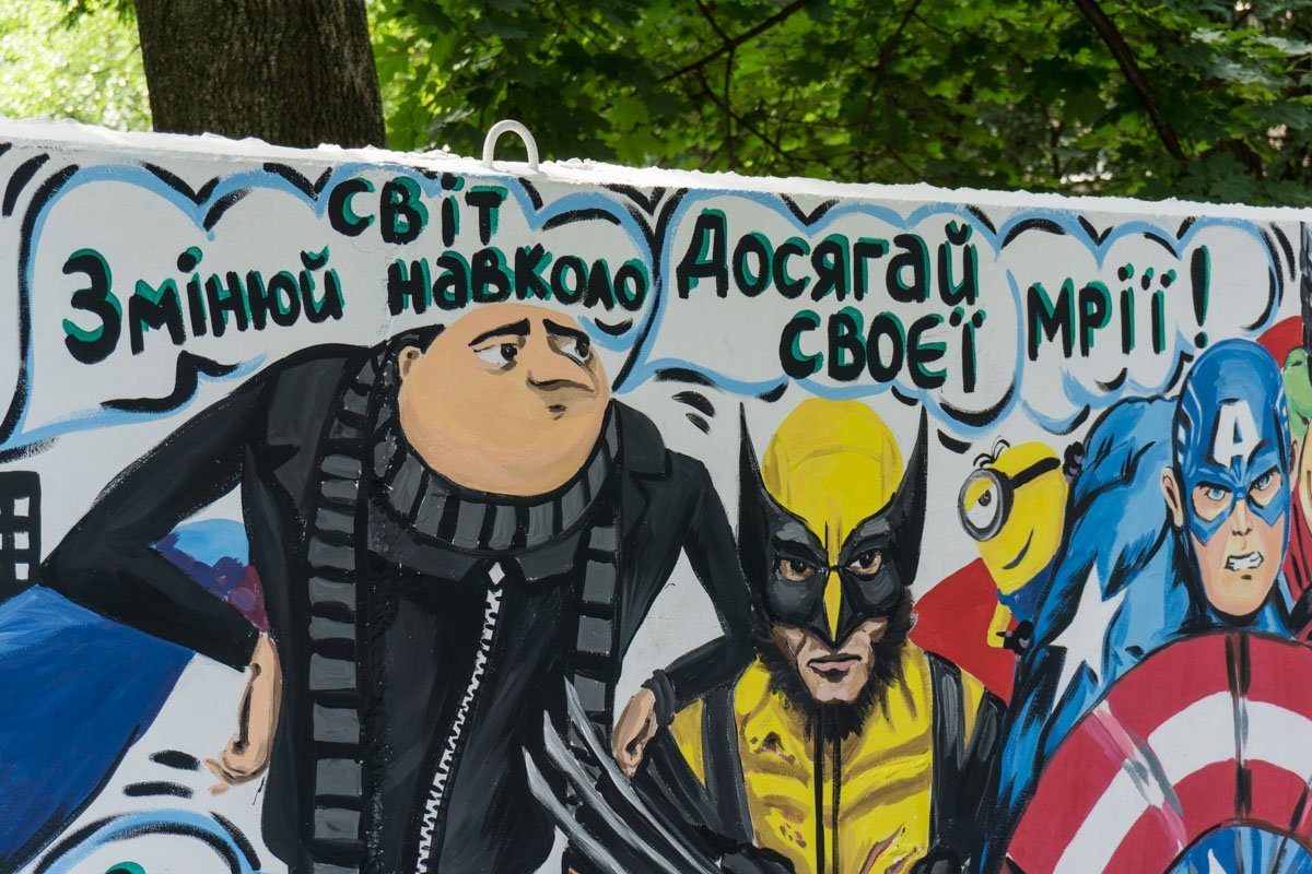 Для граффити выбирали любимых персонажей местной детворы, чтобы отдых на площадке был куда веселее