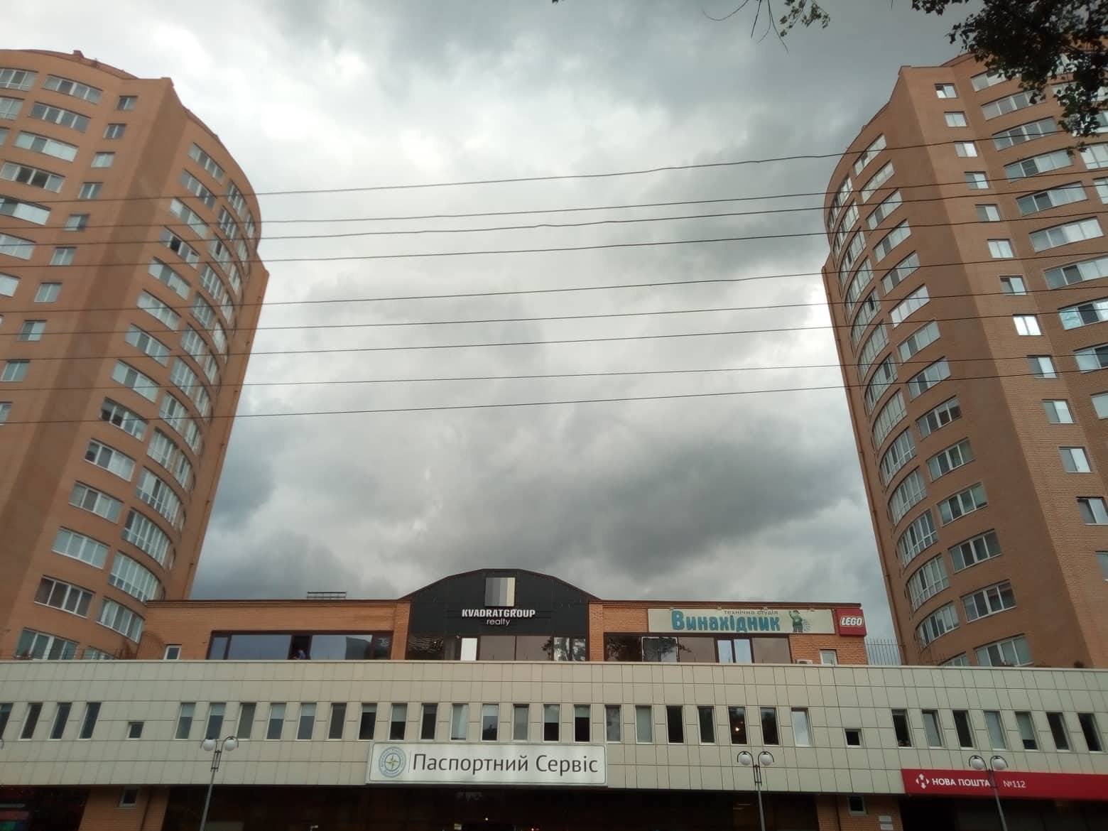 ...Небо серое поблекло, Дождь стучался в двери, окна.. Дождь старался и в ненастье Принести кому-то счастье!