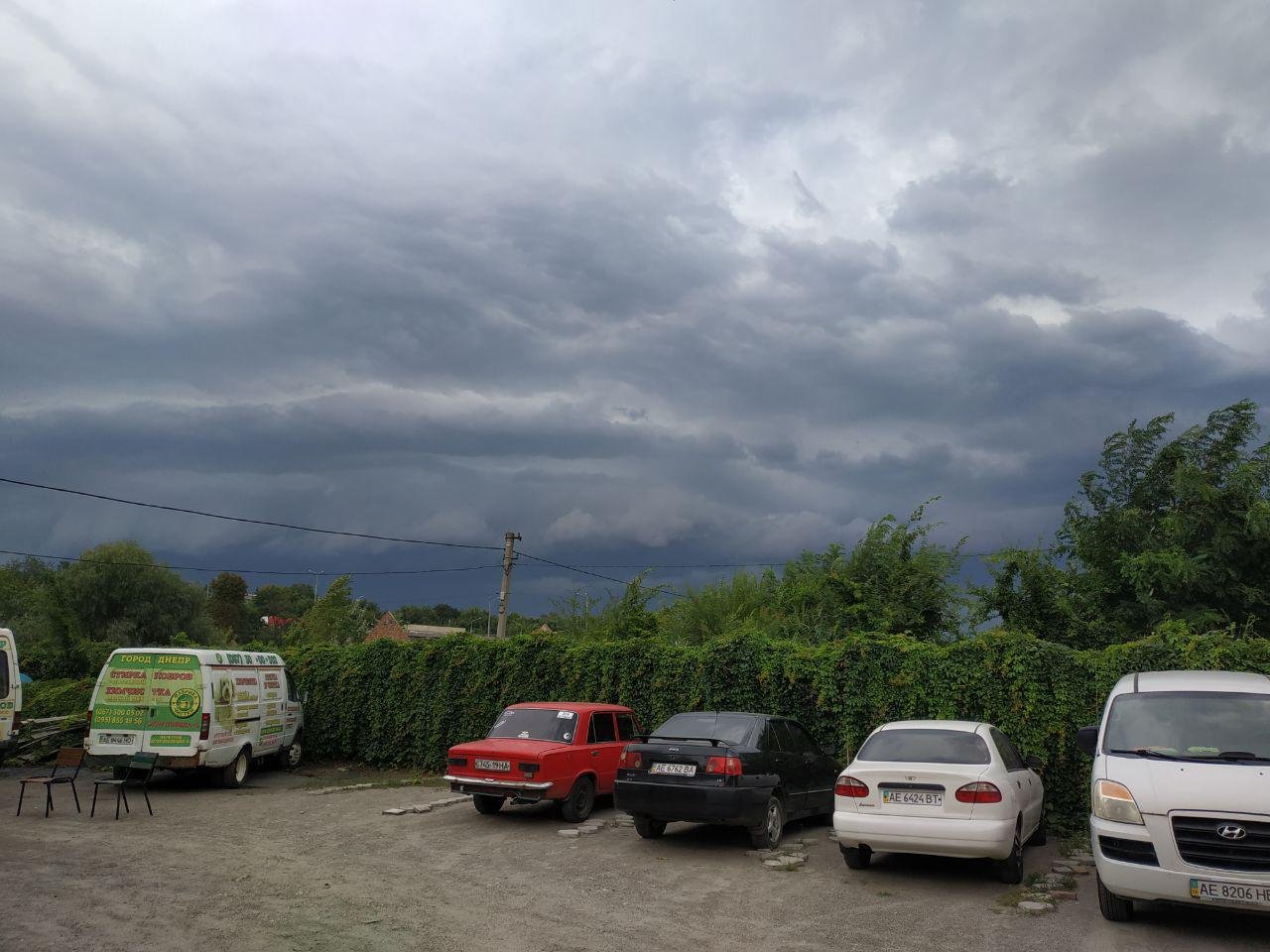 Дождь идет по городу вразвалку - Шумный и высокий, Как верста! Залил синим светофор-мигалку, Смыл зевак с чугунного моста.Дождь идет по городу вразвалку - Шумный и высокий, Как верста! Залил синим светофор-мигалку, Смыл зевак с чугунного моста.