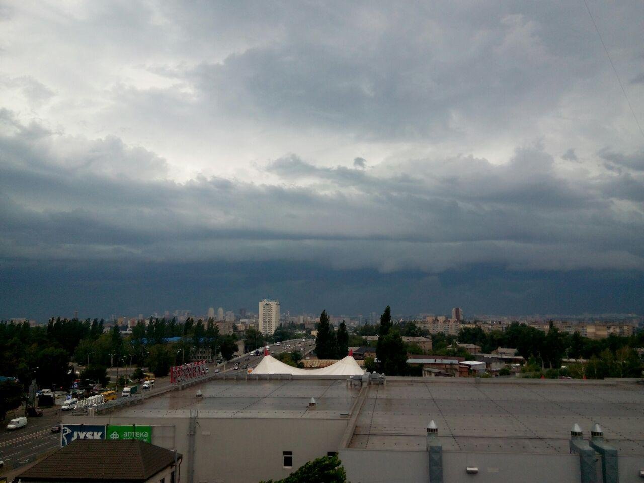 Дождь ступал по мостовой - Тучу нес над головой. Но в дороге изнемог И на землю лужей лег.