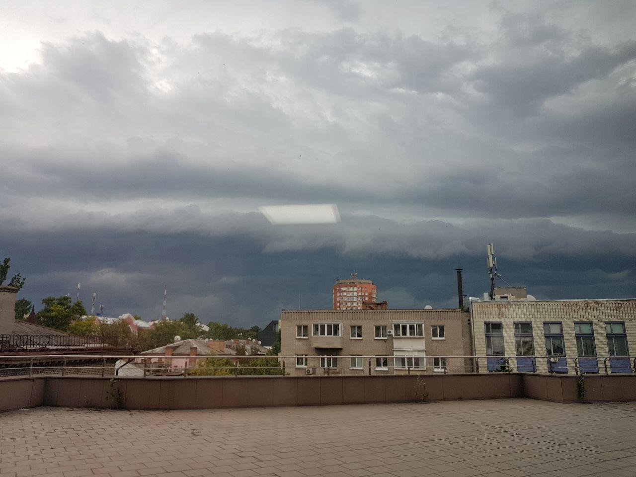 Дожди, как люди, совершенно разные... И повод разный, по какому льют, А души у дождей всегда прекрасные... Поэтому всегда их люди ждут.