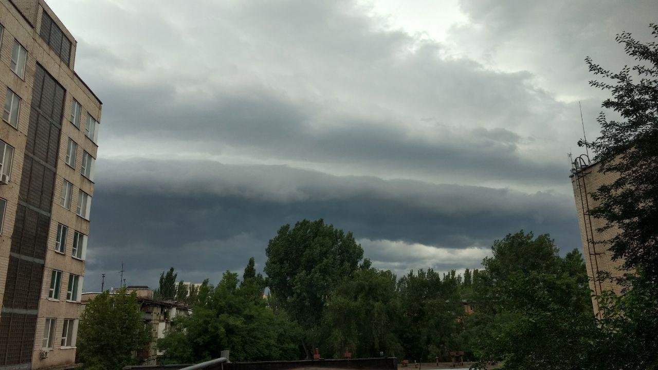 Дожди бывают от любви счастливые... Дождинки самоцветами горят... Дожди такие, самые красивые И так к лицу им праздничный наряд.