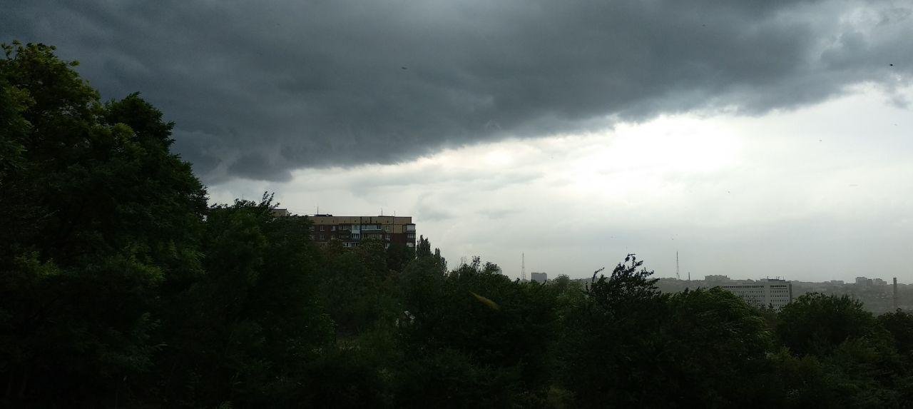 Дождь, как нежность, коснулся усталой земли. Все смелей, и сильней, и желанней ласкает. Пробивает узоры в слое теплой пыли И алмазов, жемчужин своих не считает.