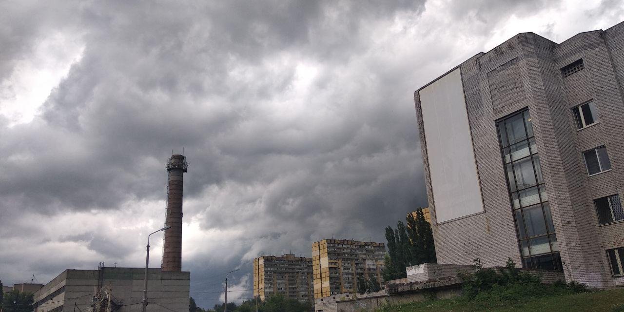 Дождь пошел, небесным шилом Всполошив шаланды шляп. С тем, что лето иссушило, Разбирается шаля