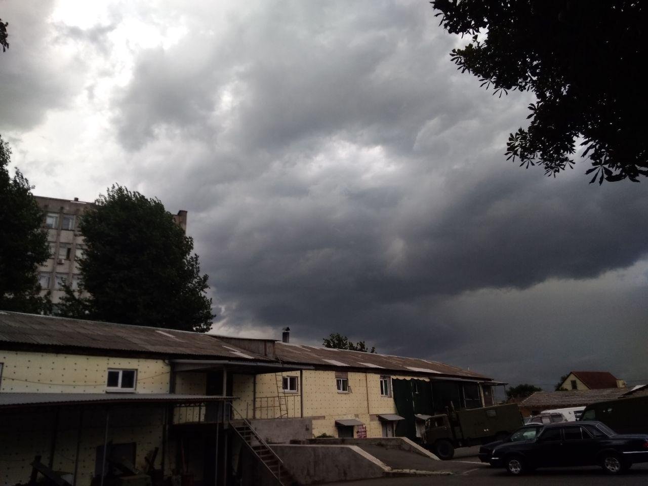 Он падал издали, с наклоном В седые скопища дубрав. И вся земля могучим лоном Его пила, затрепетав.