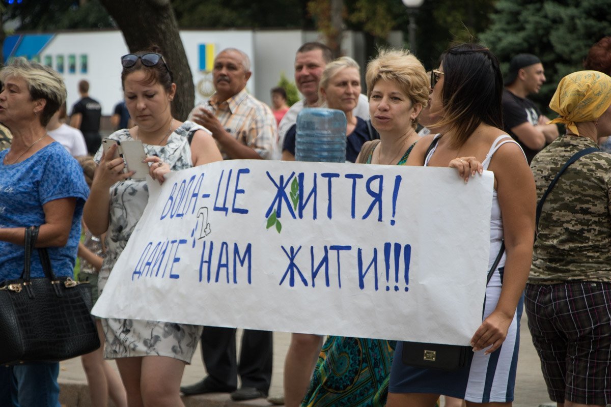 Вода в кранах у жителей городков появляется по расписанию - дважды в день по 30 минут