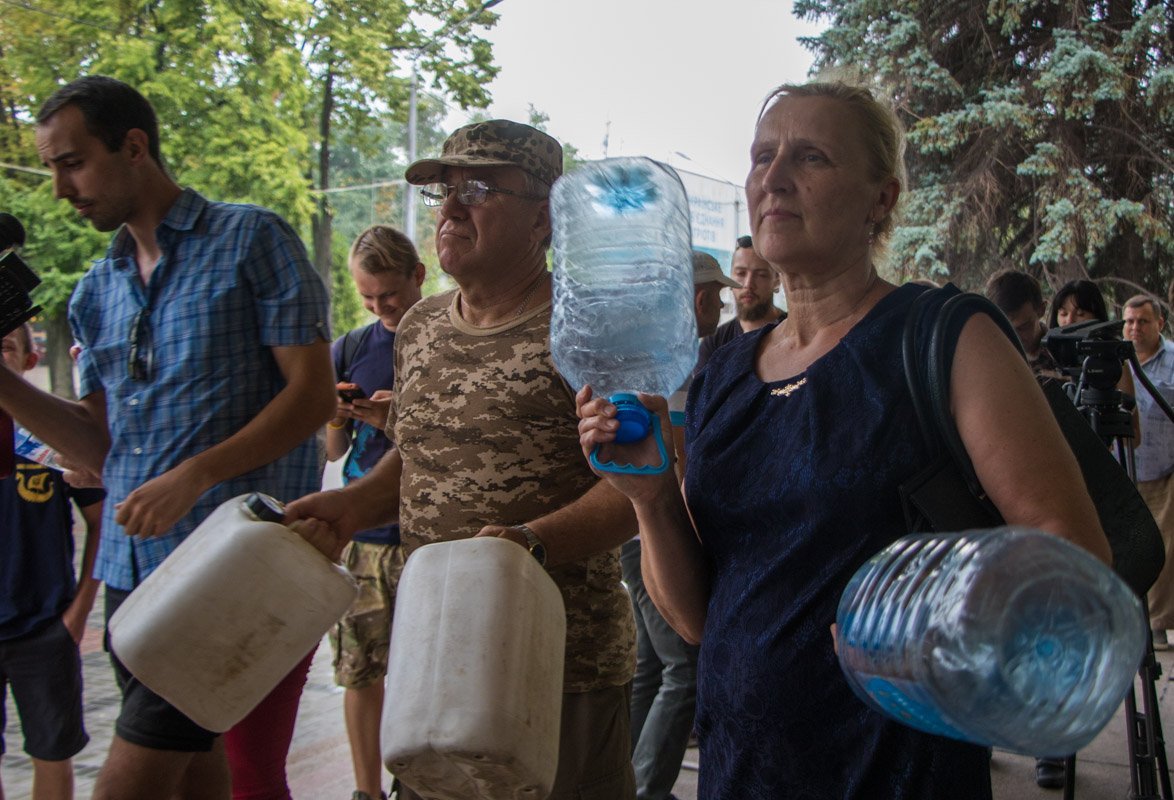 Жители этих населенных пунктов вынуждены купаться с минимальным количеством воды и тратить уйму денег на покупку бутилированной
