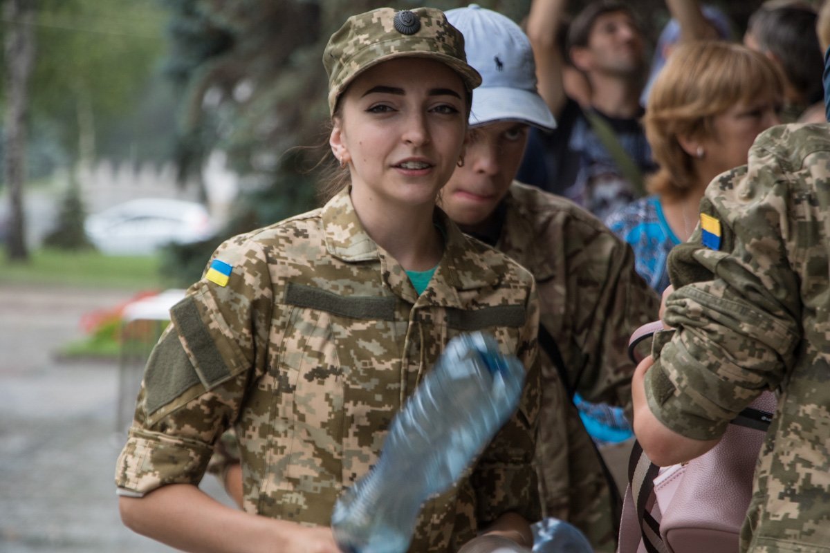 Люди требовали от власти ответов, гремели пустыми бутылками и не планировали расходиться, покуда власть их не услышит