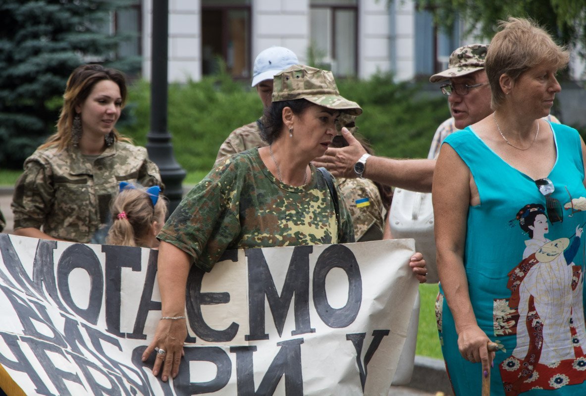 Устав от таких сложностей, недовольные вышли на митинг под ОГА