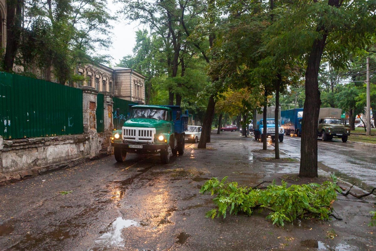На Пушкина, напротив военного госпиталя, также повалилось дерево, задев важные коммуникации На Пушкина, напротив военного госпиталя, также повалилось дерево, задев важные коммуникации