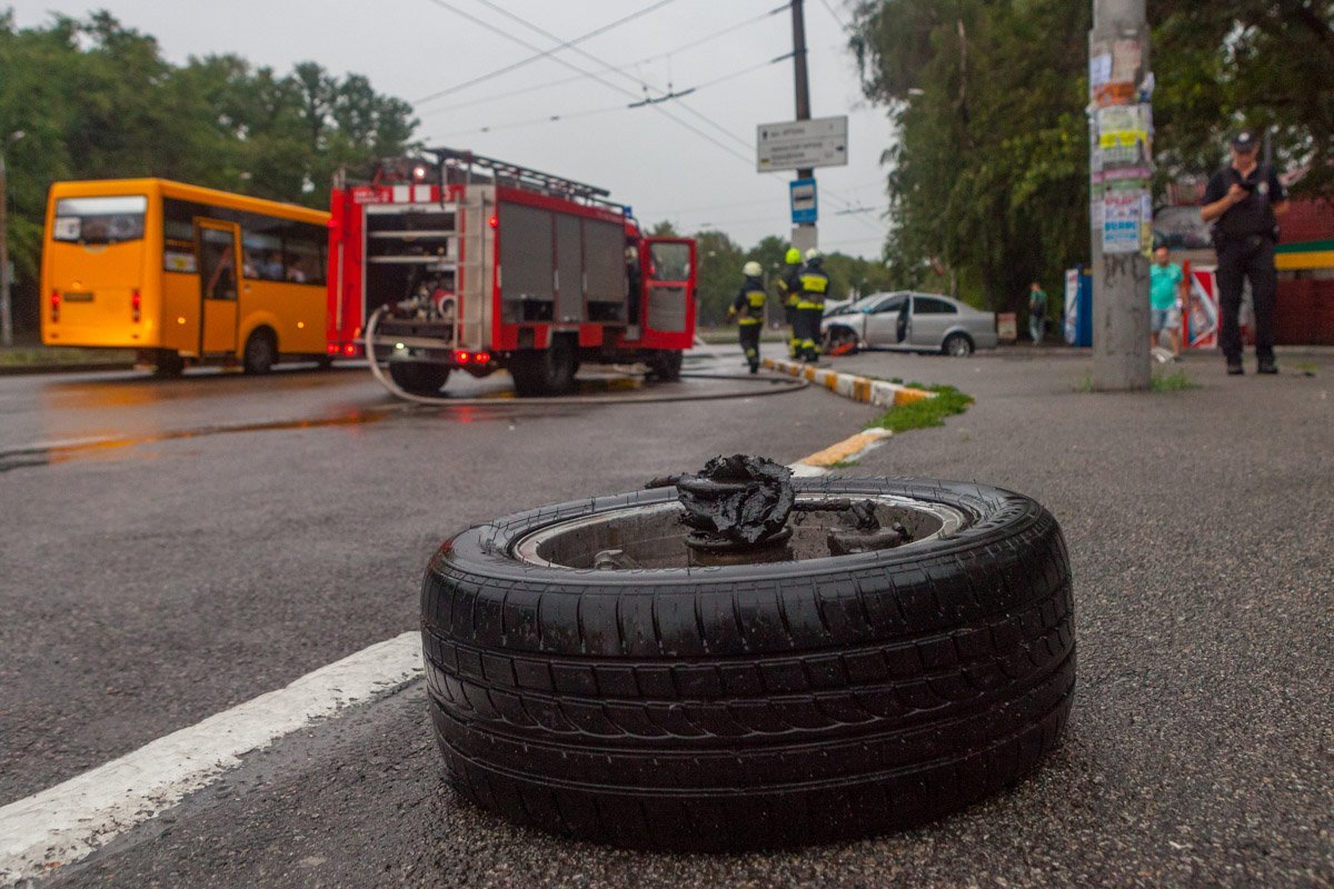25 июля, около 19:00, на проспекте Богдана Хмельницкого, возле автостанции, автомобиль Skoda врезался в столб 25 июля, около 19:00, на проспекте Богдана Хмельницкого, возле автостанции, автомобиль Skoda врезался в столб25 июля, около 19:00, на проспекте Богдана Хмельницкого, возле автостанции, автомобиль Skoda врезался в столб