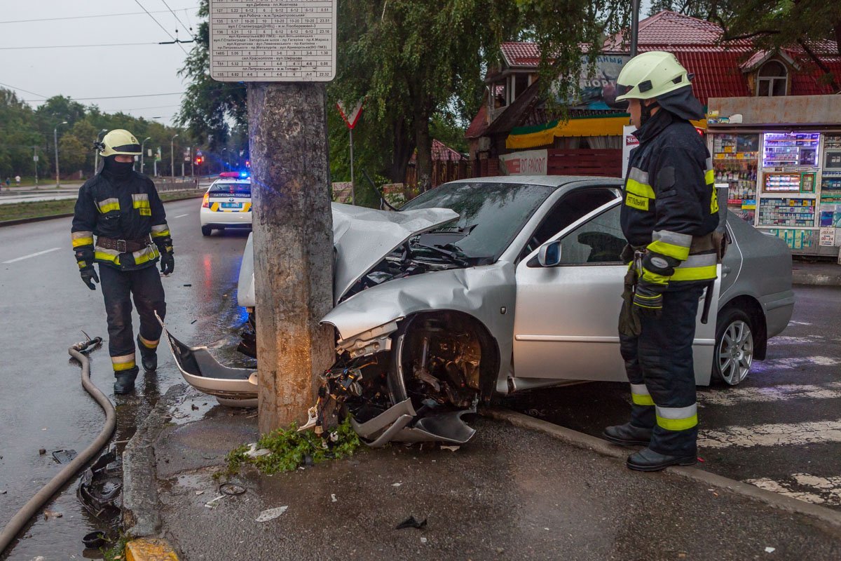 Пострадали двое детей, находящиеся в салоне Пострадали двое детей, находящиеся в салоне
