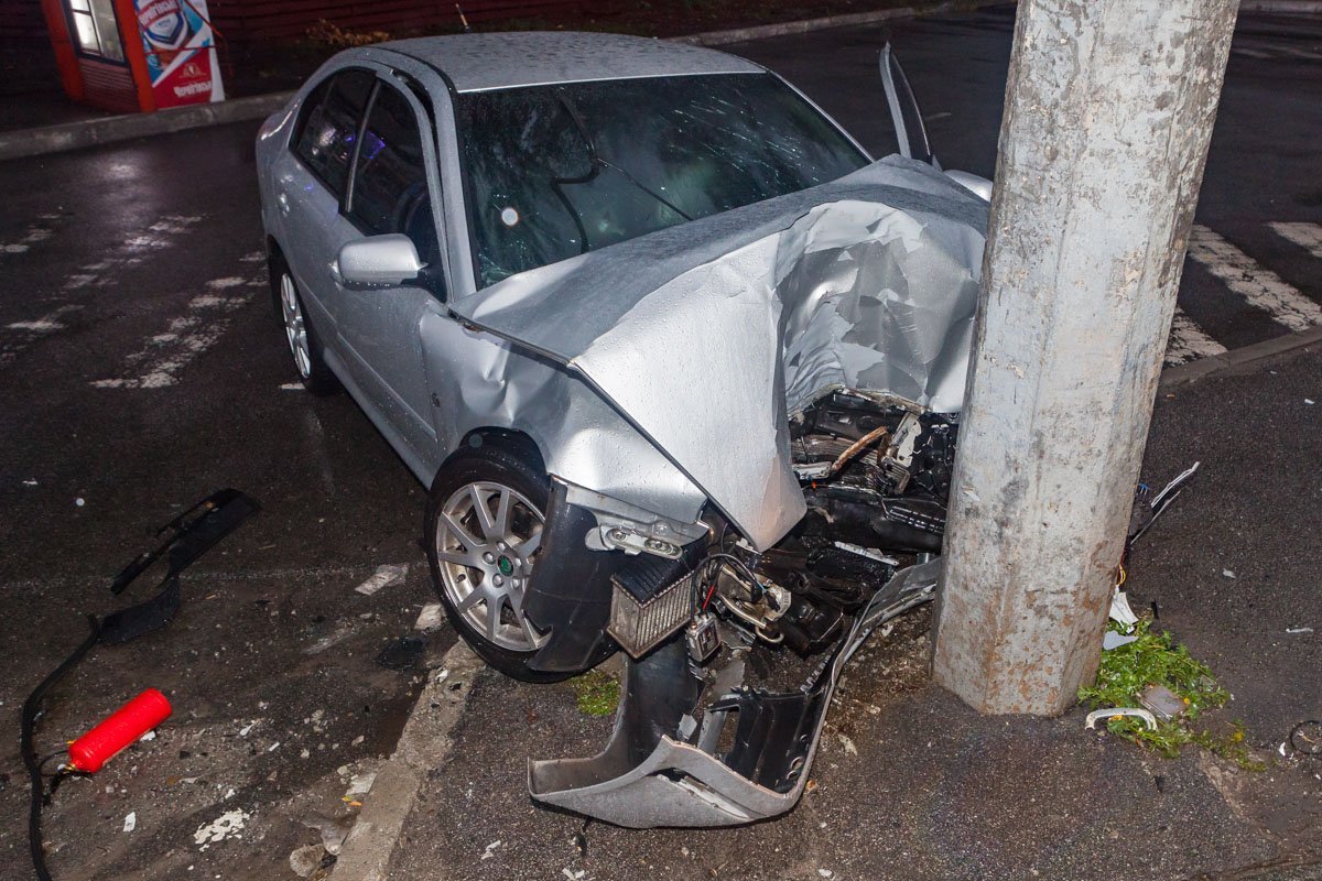 Во избежание возгорания, к машине применили огнетушитель Во избежание возгорания, к машине применили огнетушитель