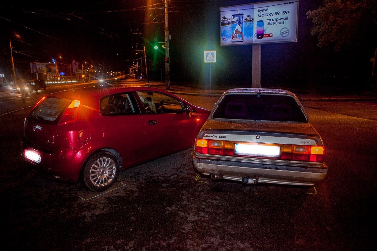 На перекрестке улицы Титова и проспекта Богдана Хмельницкого столкнулись Audi и Fiat На перекрестке улицы Титова и проспекта Богдана Хмельницкого столкнулись Audi и Fiat