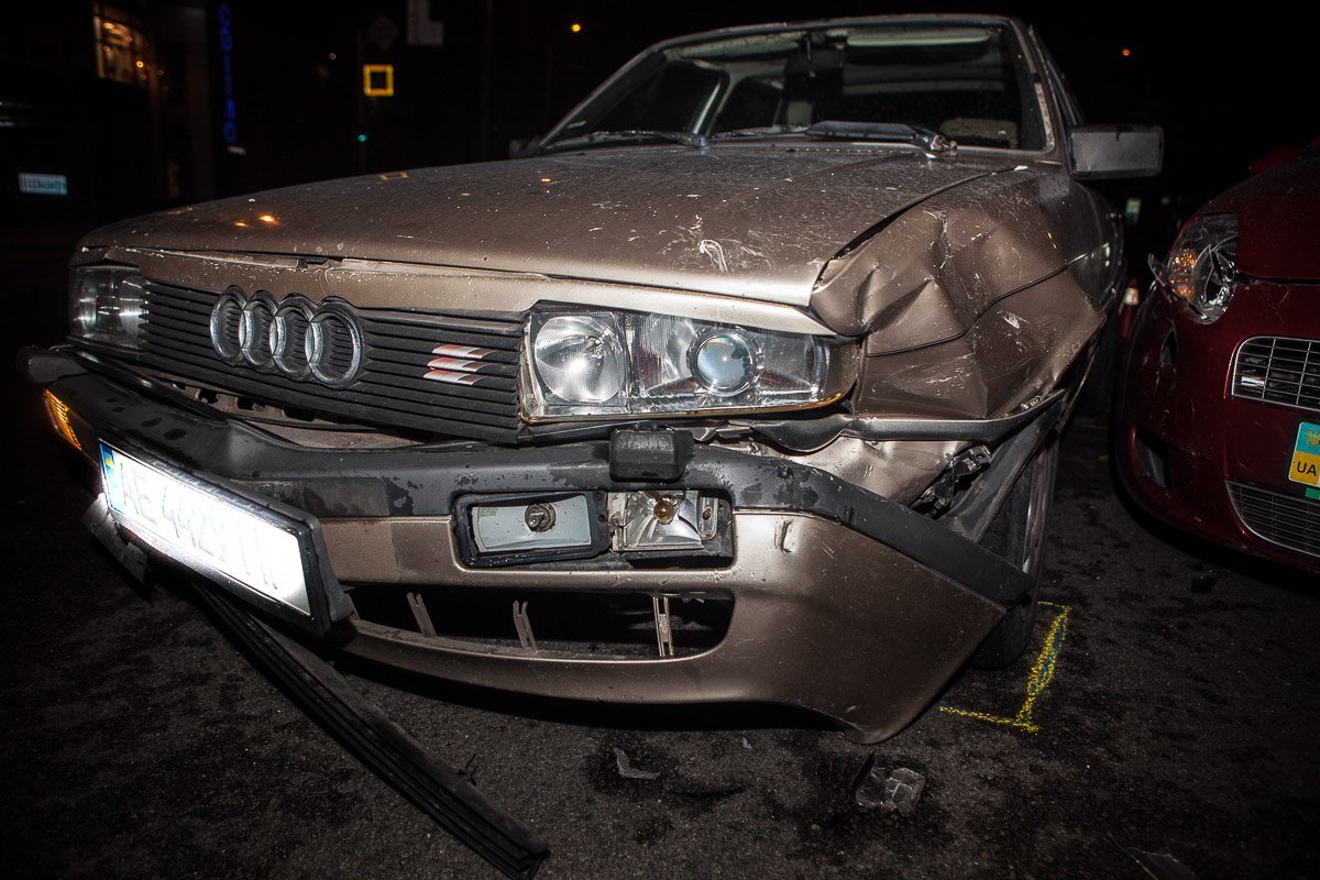 У Audi разбит передний бампер У Audi разбит передний бампер