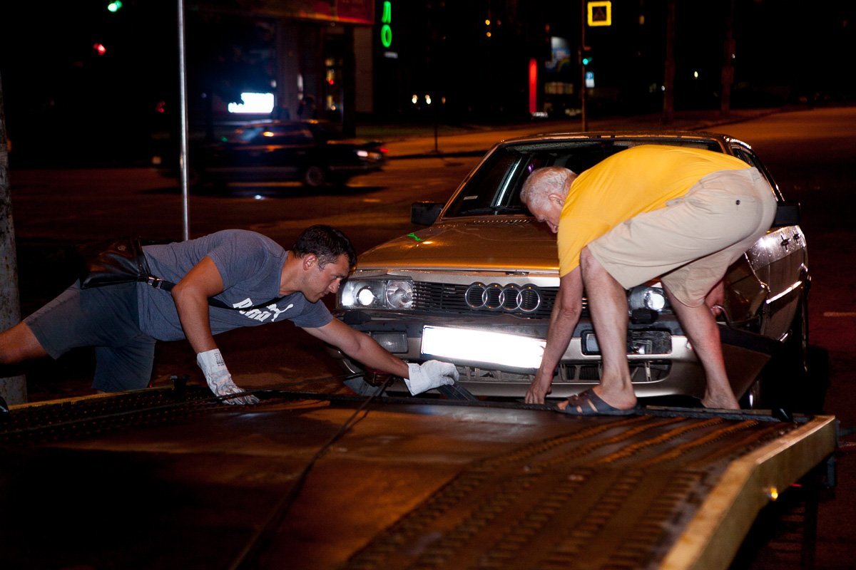 Автомобиль забрал эвакуатор Автомобиль забрал эвакуатор