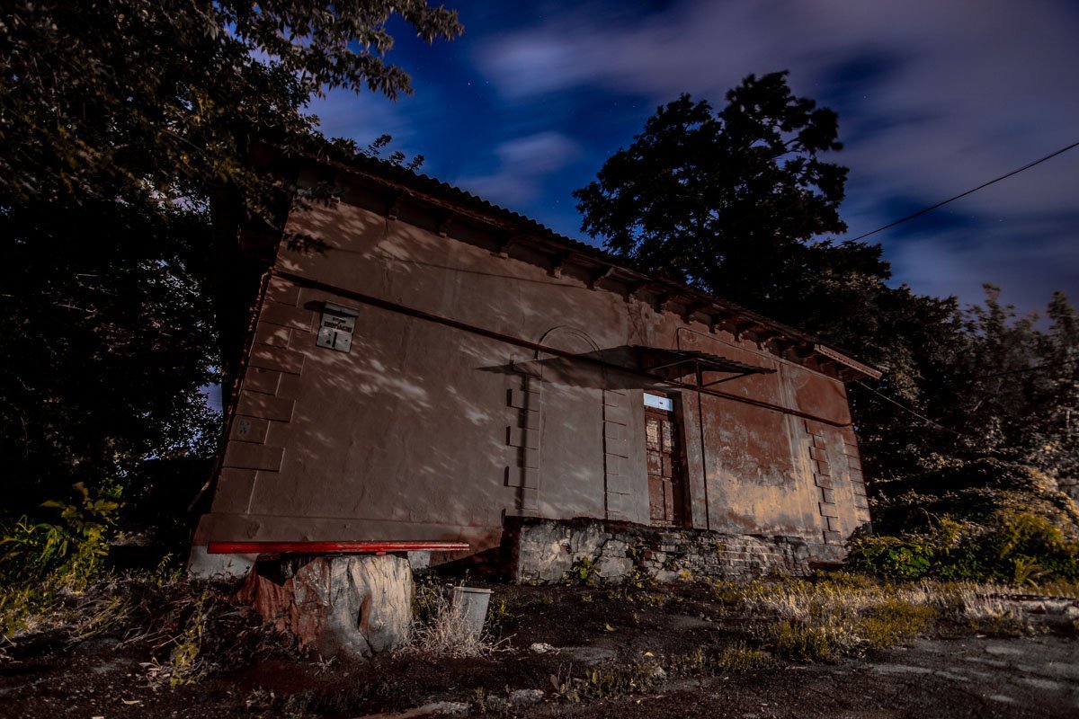 Как гласит легенда, изначально бараки строились под конюшни